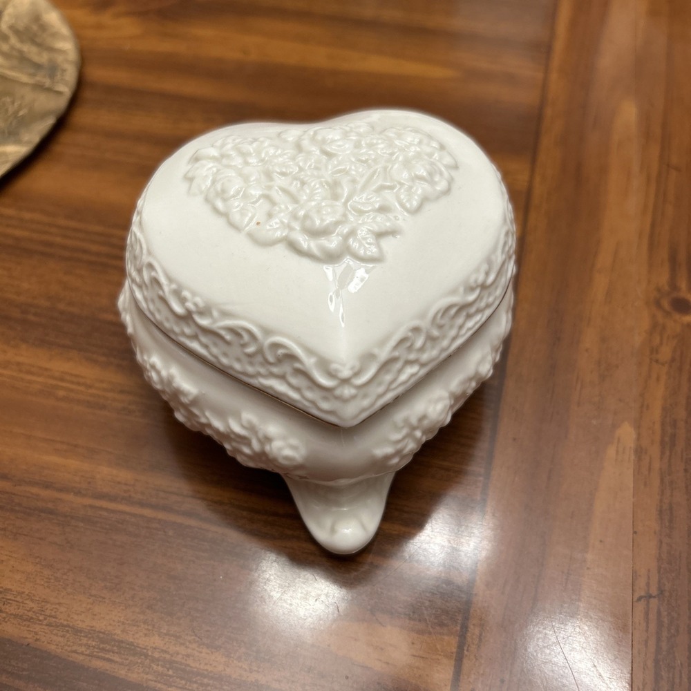 Ivory Porcelain Heart Flower Trinket Box Gold Trim Unmarked